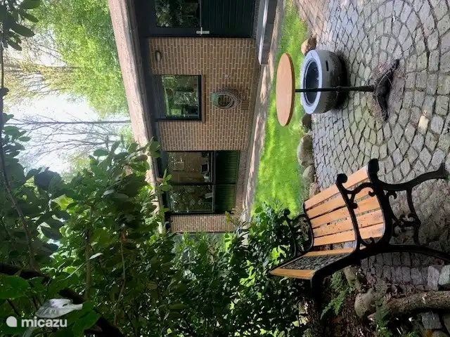 Zweite Terrasse mit Grill