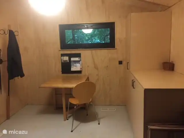 casa vacacional en Países Bajos, Drente, Ruinen – Casa de vacaciones Ruinen 'De Bosnimpf' Lavadero con lavadora y secadora en la pared del armario. Zona de estar con información sobre la zona