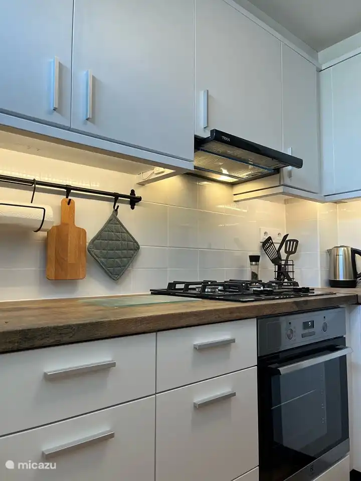 Kompleet ingerichte keuken.