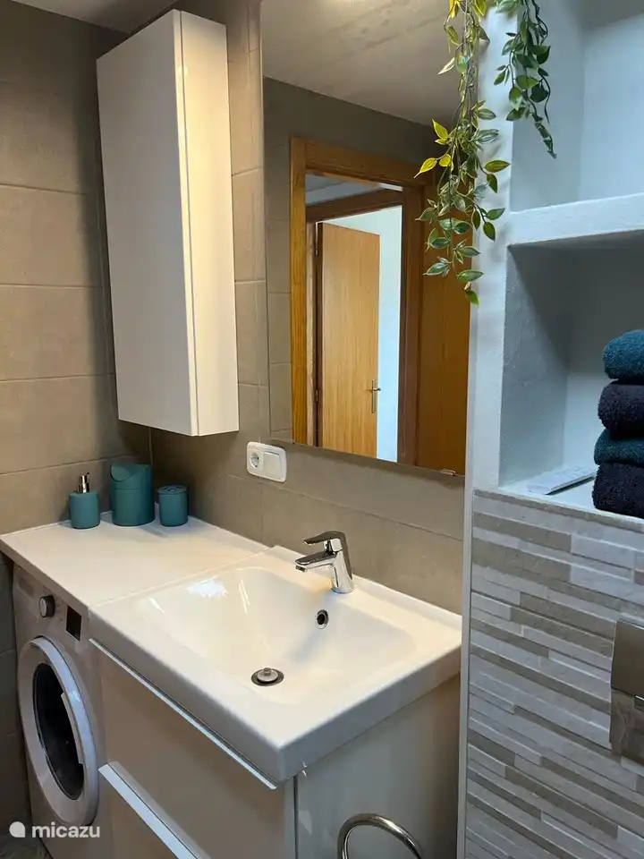 Badkamer met wasmachine.