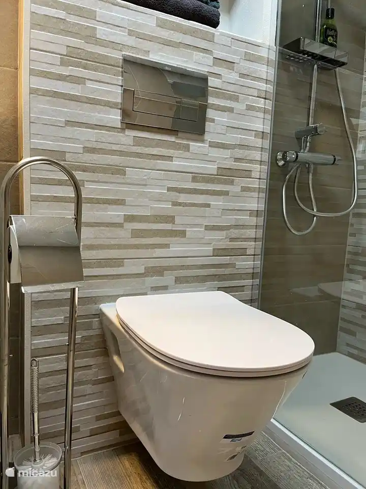 Hangtoilet op senioren hoogte.