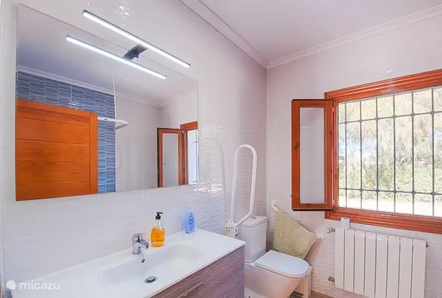 Badezimmer im Erdgeschoss. Mit Rollstuhl / für Behinderte zugänglich