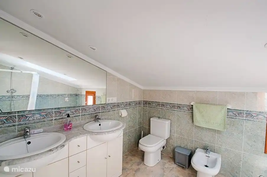 Gemeinschaftsbad im Obergeschoss mit Toilette, Badewanne, separater Dusche und Doppelwaschbecken