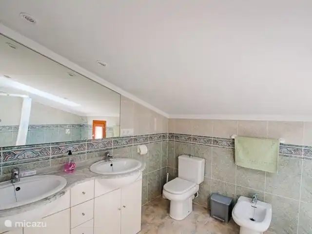 Finca Nuestro Nido | Espagne, Costa Blanca, Moraira - finca salle de bain commune à l'étage avec toilette, baignoire, douche séparée et lavabo double