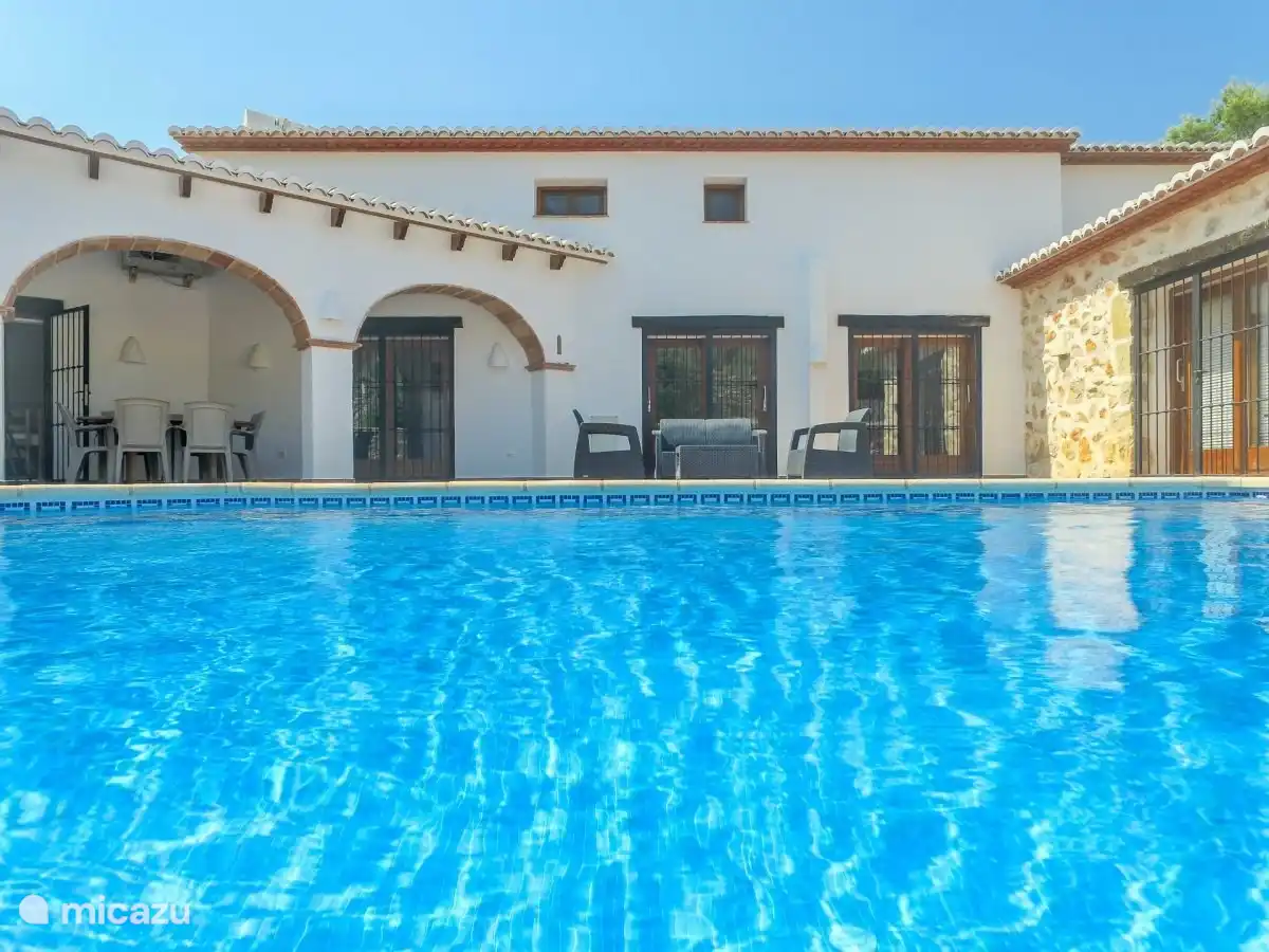 Privatsphäre und Luxus
sieben Schlafzimmer und komplett ausgestattet.