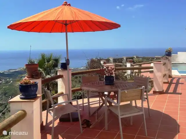 Location de Vacances Espagne, Andalousie, Sayalonga, villa - Villa Los Naranjos, vue sur la piscine et la mer Table à manger avec vue sur la mer