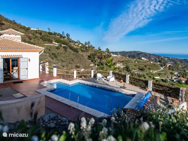 Location de Vacances Espagne, Andalousie, Sayalonga, villa - Villa Los Naranjos, vue sur la piscine et la mer pôle