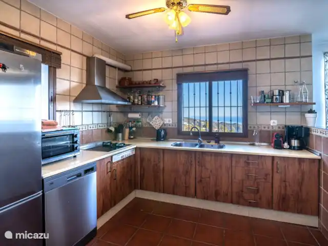 Location de Vacances Espagne, Andalousie, Sayalonga, villa - Villa Los Naranjos, vue sur la piscine et la mer cuisine