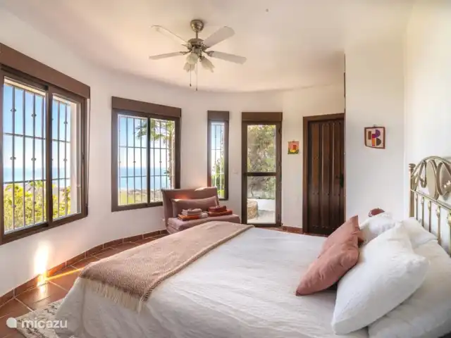 Location de Vacances Espagne, Andalousie, Sayalonga, villa - Villa Los Naranjos, vue sur la piscine et la mer Chambre 1 avec lit queen size