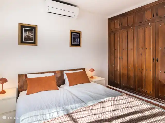 Location de Vacances Espagne, Andalousie, Sayalonga, villa - Villa Los Naranjos, vue sur la piscine et la mer Chambre 2 avec lit double