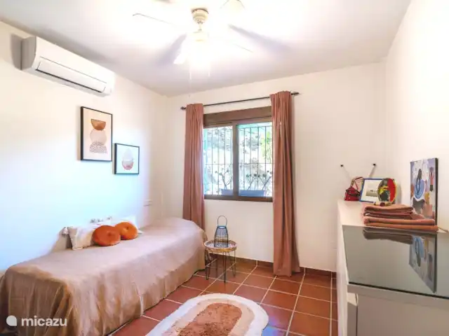 Location de Vacances Espagne, Andalousie, Sayalonga, villa - Villa Los Naranjos, vue sur la piscine et la mer Chambre 3 avec 2 lits simples