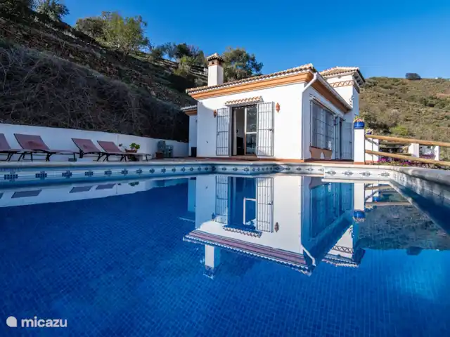 Location de Vacances Espagne, Andalousie, Sayalonga, villa - Villa Los Naranjos, vue sur la piscine et la mer Pile spacieuse de 8 x 4