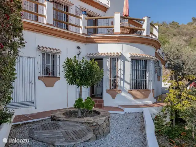 Location de Vacances Espagne, Andalousie, Sayalonga, villa - Villa Los Naranjos, vue sur la piscine et la mer terrasse de la chambre principale