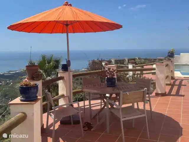 Location de Vacances Espagne, Andalousie, Sayalonga, villa - Villa Los Naranjos, vue sur la piscine et la mer Siège avec vue sur la mer