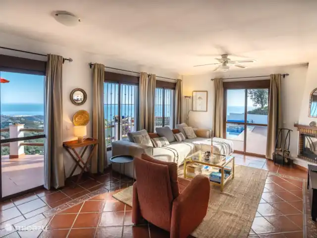 Location de Vacances Espagne, Andalousie, Sayalonga, villa - Villa Los Naranjos, vue sur la piscine et la mer Salon