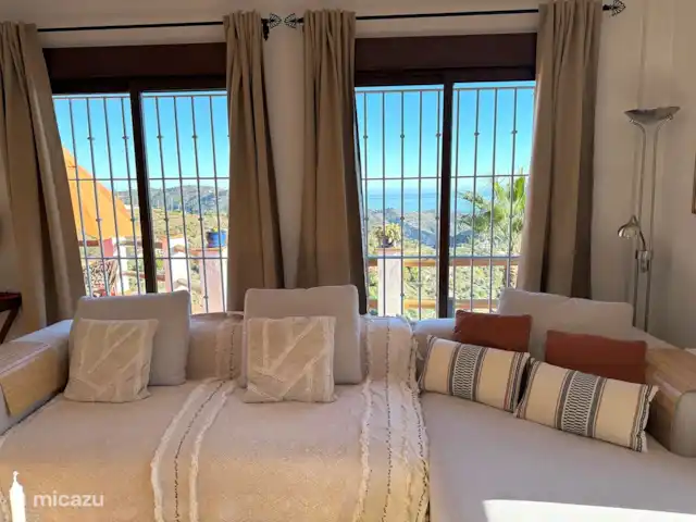Location de Vacances Espagne, Andalousie, Sayalonga, villa - Villa Los Naranjos, vue sur la piscine et la mer Salon