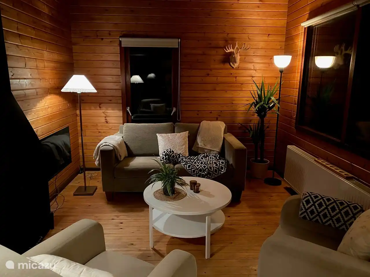 Sfeervolle woonkamer in de avond