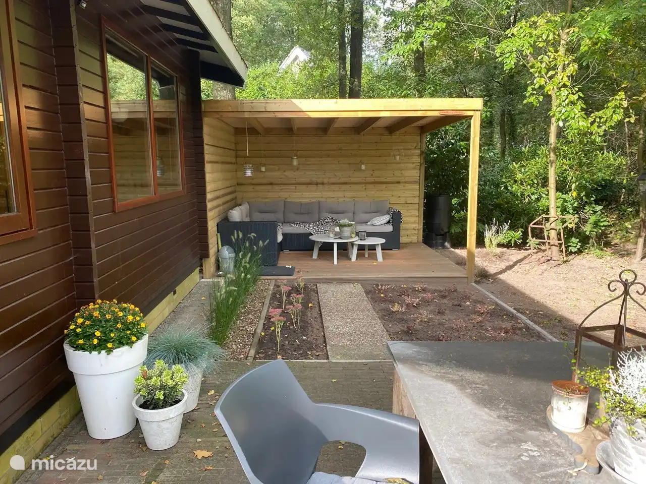 Overkapping direct grenzend aan bos