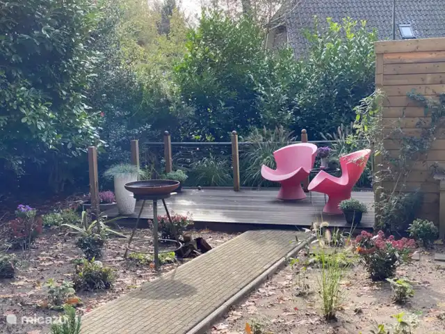 Marguerite | Pays-Bas, Overijssel, Nutter - bungalow Joli coin salon sur la terrasse derrière l’abri de jardin