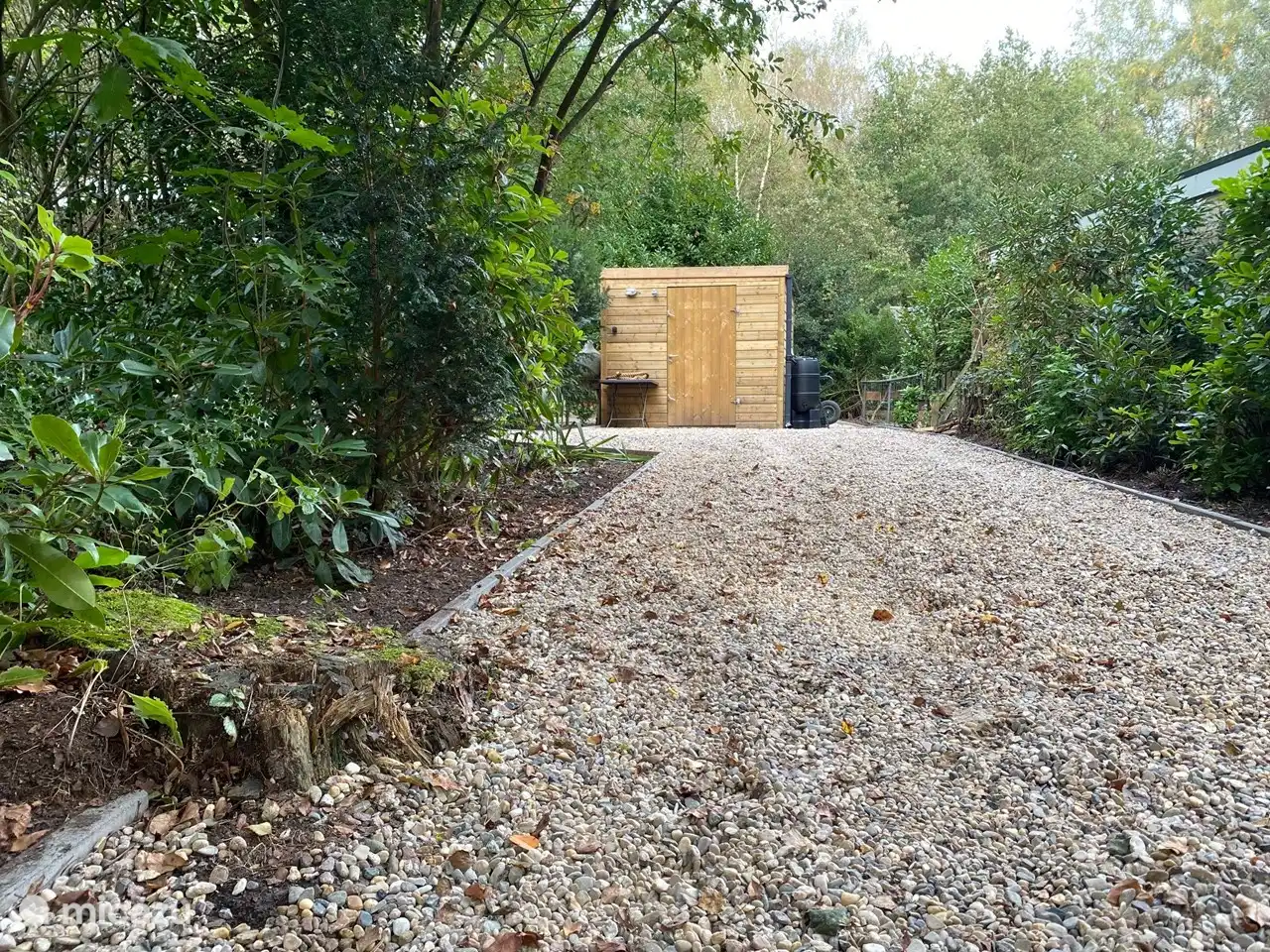 Oprit en schuur met plek voor elektrische fietsen