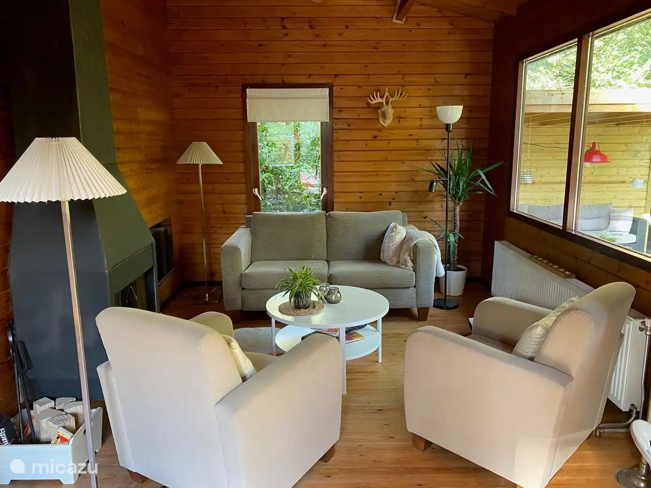 Knusse frisse woonkamer met open haard