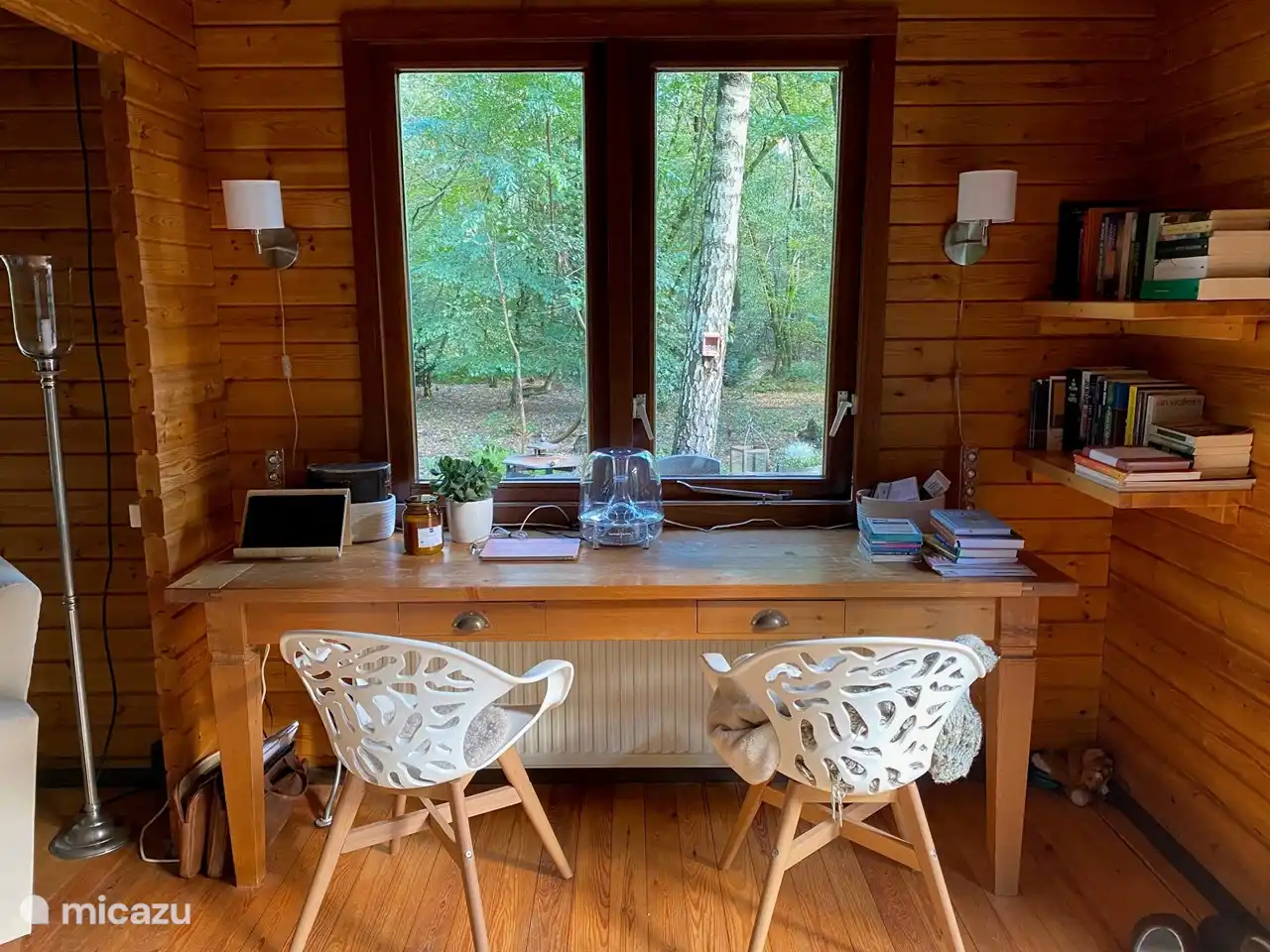 Bureau met uitzicht bos