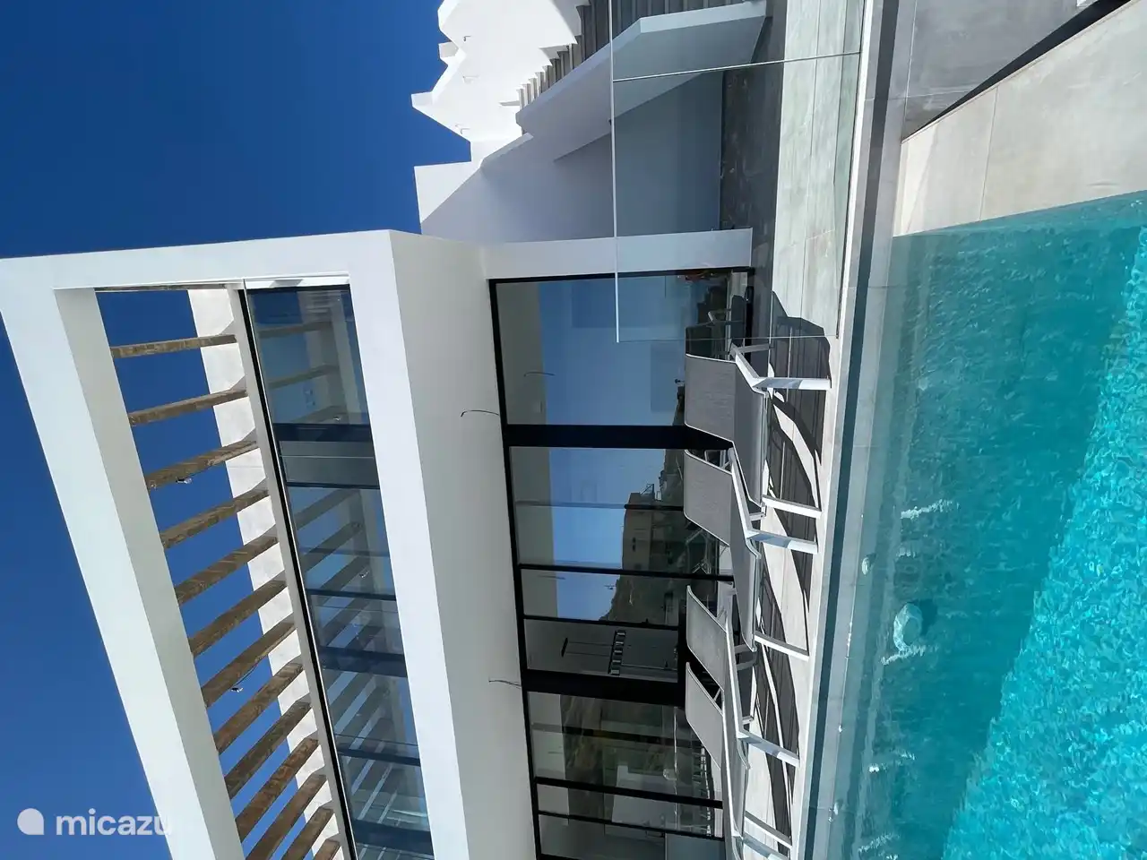 Große Fenster mit Meerblick