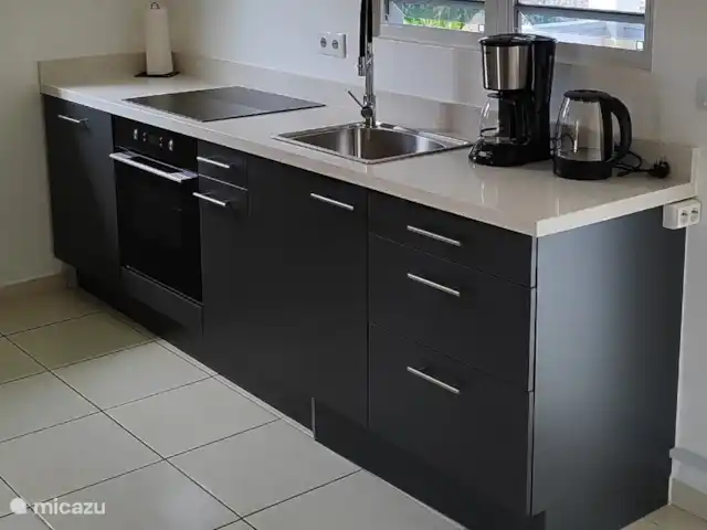 villa en Curazao, Bandabou (oeste), Fontein – CAS IGUANA - vista al mar y privacidad Encimera de cocina con lavavajillas