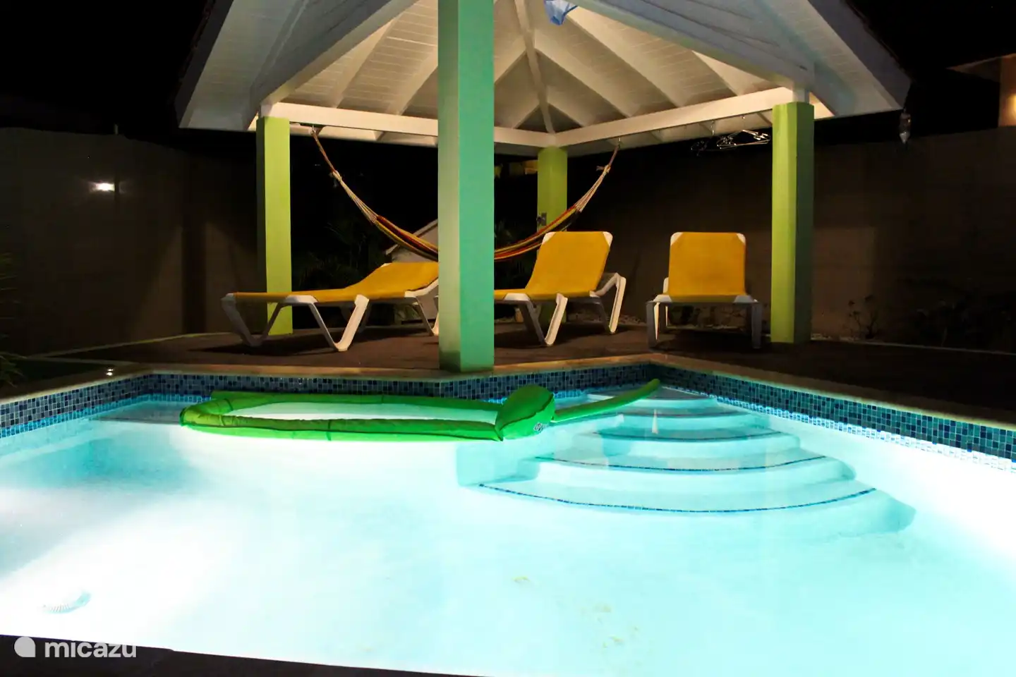 CAS IGUANA - Pool in the evening