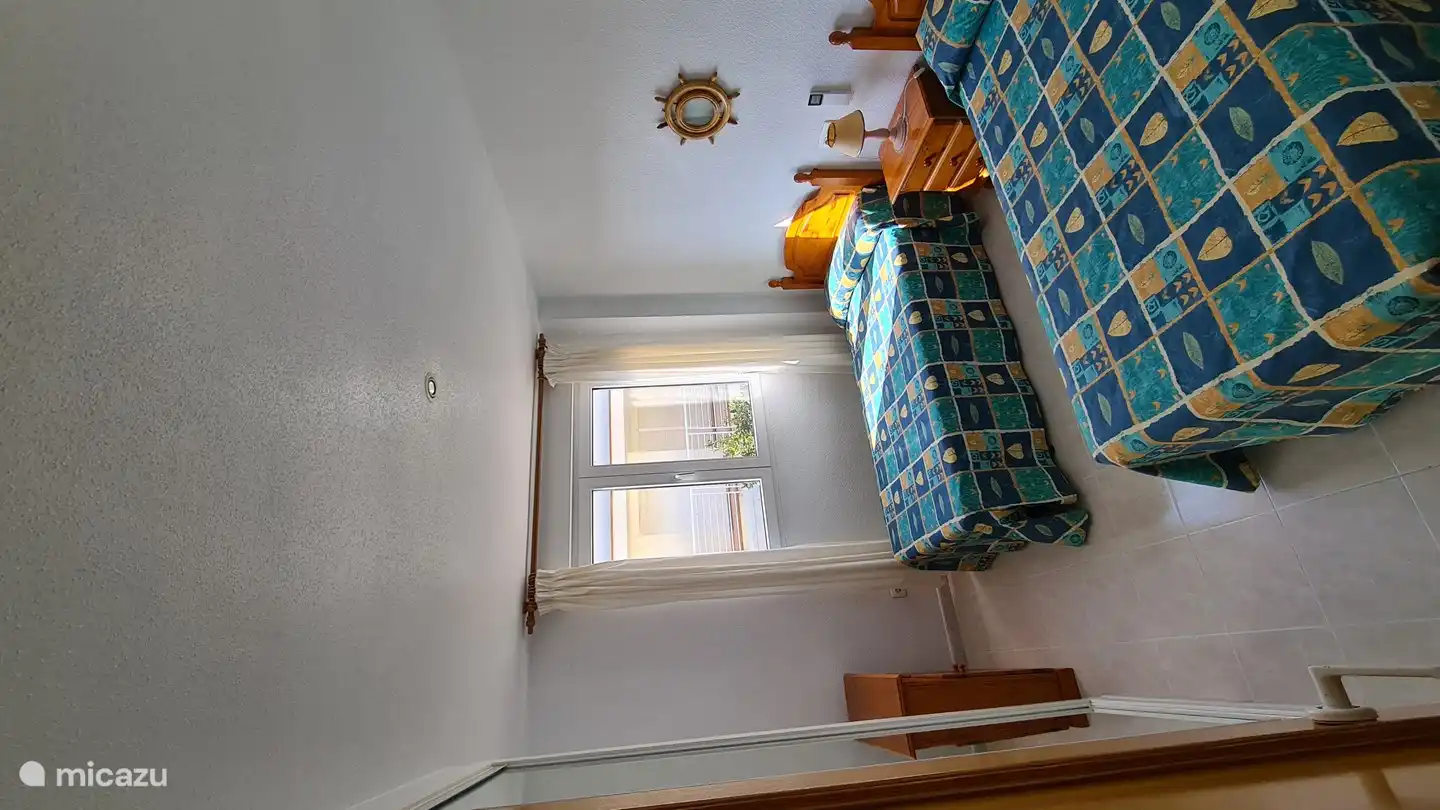 Dormitorio 2, hay dos camas. ¡Mira por la ventana!  --->