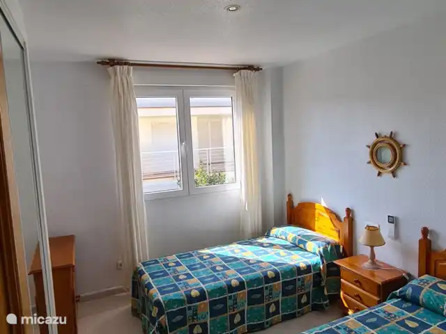 Mediterrane uitkijkpost van Vinaròs huren in Spanje, Costa del Azahar, Vinaroz - appartement Slaapkamer 2, er zijn twee bedden. Kijk uit het raam!  --->