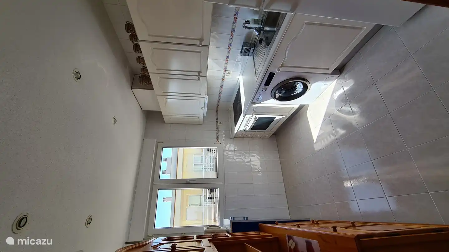 Esta es nuestra cocina, está equipada con lavadora, horno, nevera, microondas y cafetera.