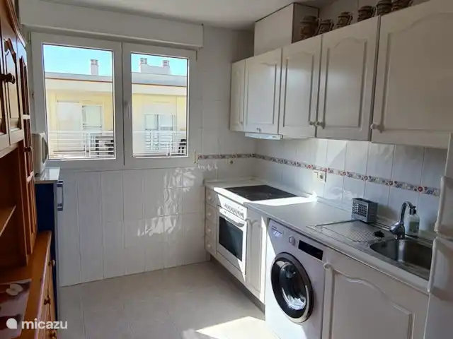 Mediterrane uitkijkpost van Vinaròs huren in Spanje, Costa del Azahar, Vinaroz - appartement Dit is onze keuken, deze is uitgerust met een wasmachine, oven, koelkast, magnetron en een koffiezetapparaat.
