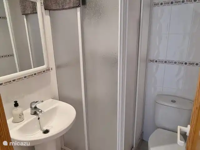 Mediterrane uitkijkpost van Vinaròs huren in Spanje, Costa del Azahar, Vinaroz - appartement Badkamer 1, voorzien van een douche, wastafelmeubel en toilet