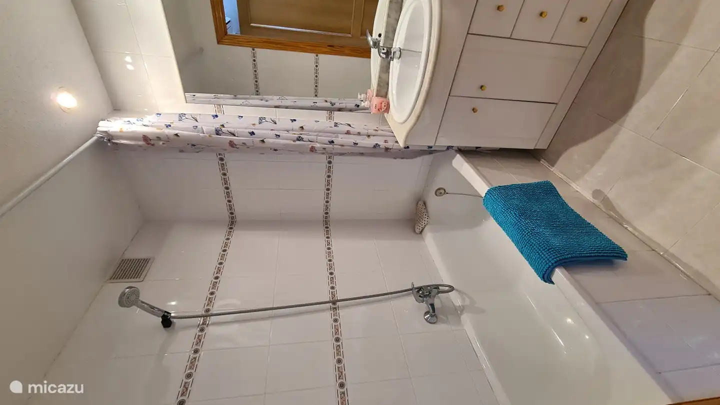 Cuarto de baño 2, con bañera/ducha, lavabo, bidé e inodoro