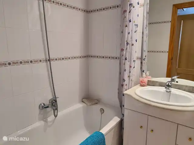 Mediterrane uitkijkpost van Vinaròs huren in Spanje, Costa del Azahar, Vinaroz - appartement Badkamer 2, met bad/douche, wastafelmeubel, bidet en toilet