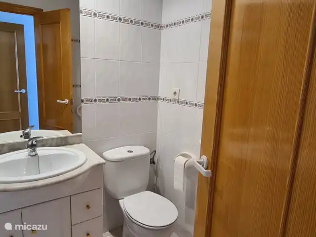 Mediterrane uitkijkpost van Vinaròs huren in Spanje, Costa del Azahar, Vinaroz - appartement Badkamer 2, met bad/douche, wastafelmeubel, bidet en toilet