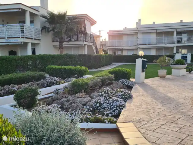Mediterrane uitkijkpost van Vinaròs huren in Spanje, Costa del Azahar, Vinaroz - appartement De ingang van Cala Gonzalez, vol bloemen