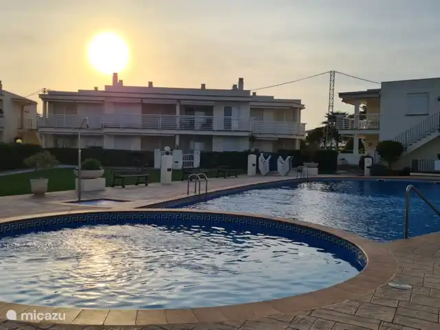 Mediterrane uitkijkpost van Vinaròs huren in Spanje, Costa del Azahar, Vinaroz - appartement Het zwembad bij zonsondergang