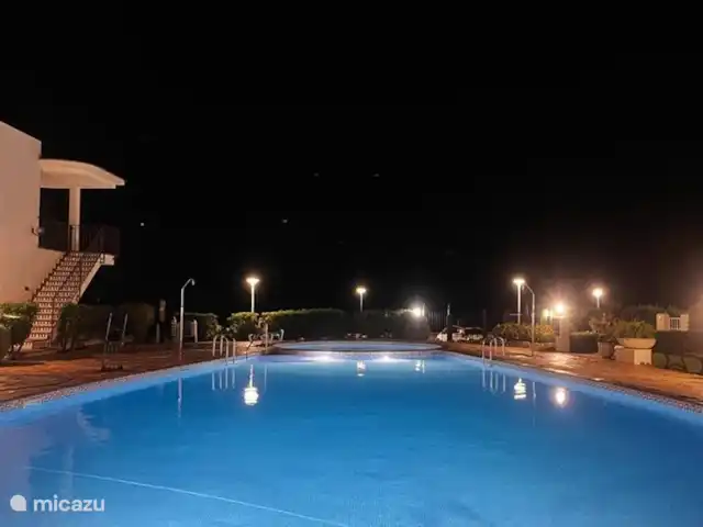 Mediterrane uitkijkpost van Vinaròs huren in Spanje, Costa del Azahar, Vinaroz - appartement Het zwembad 's nachts