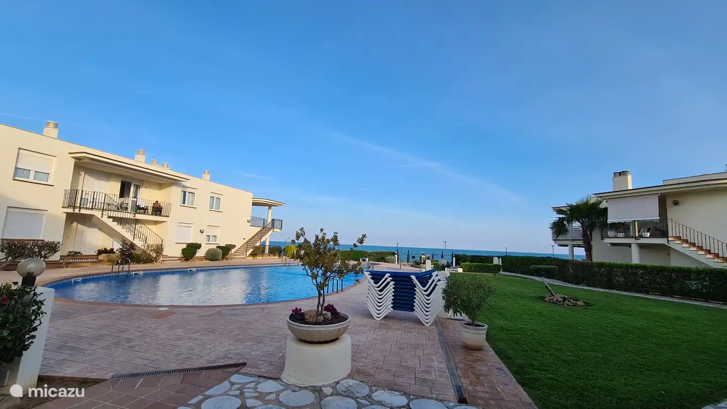 Parque y piscina de Cala González