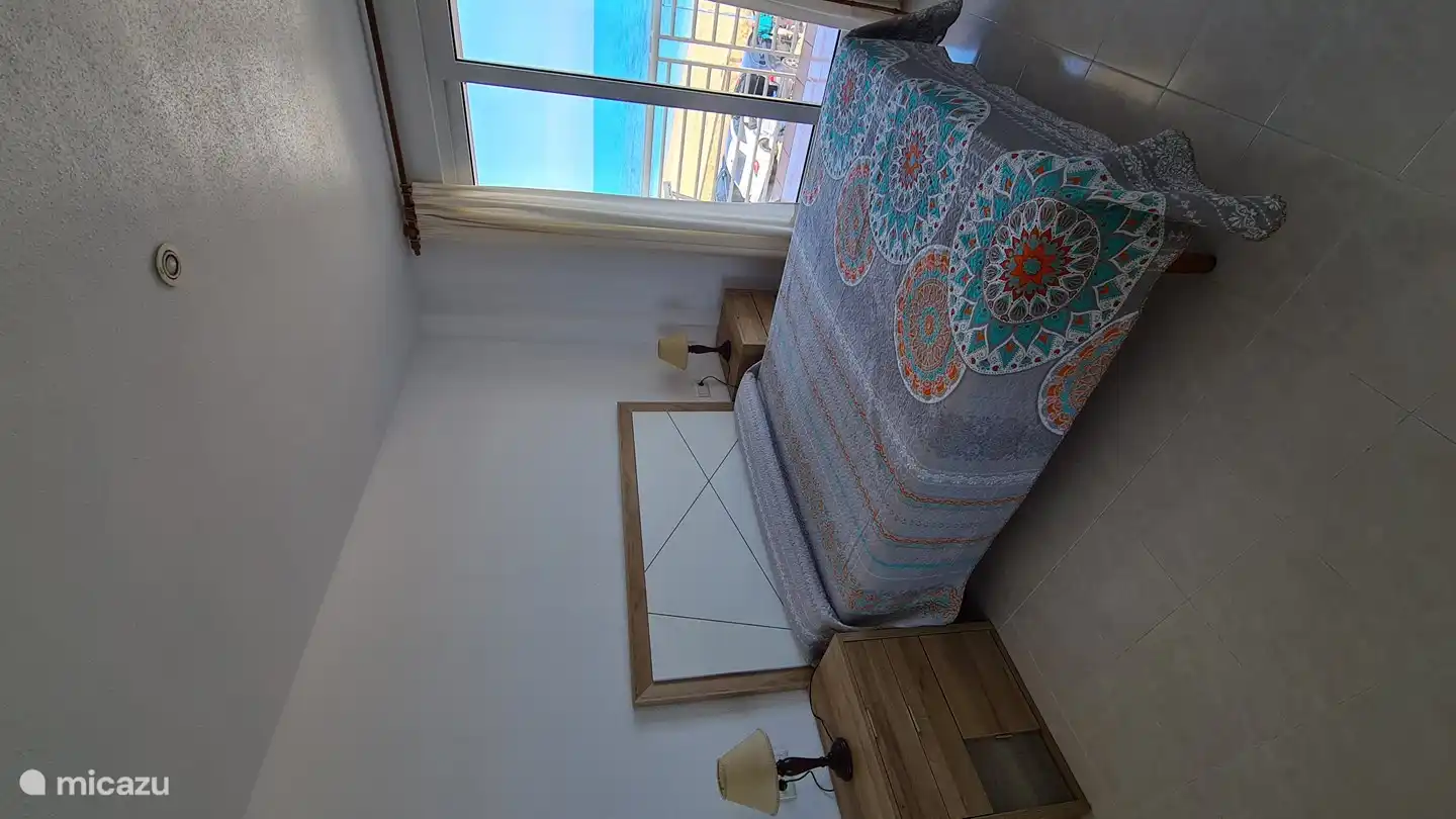 Dormitorio 1: Cama doble, con colchón, cabecero y mesitas de noche totalmente nuevos. Con acceso a la terraza y maravillosas vistas al mar.