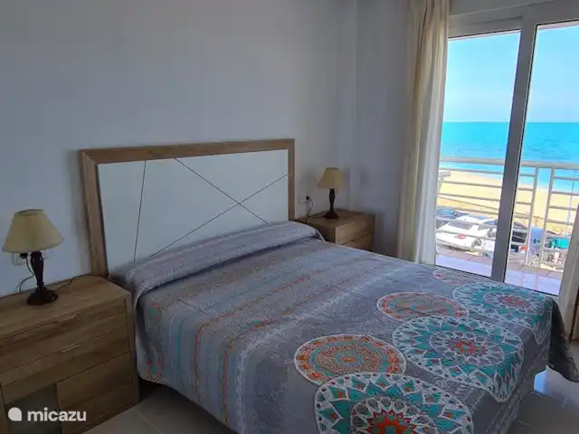 Mediterrane uitkijkpost van Vinaròs huren in Spanje, Costa del Azahar, Vinaroz - appartement Slaapkamer 1: tweepersoonsbed, met een totaal nieuw matras, hoofdeinde en nachtkastjes. Met toegang tot het terras en prachtig uitzicht op zee.
