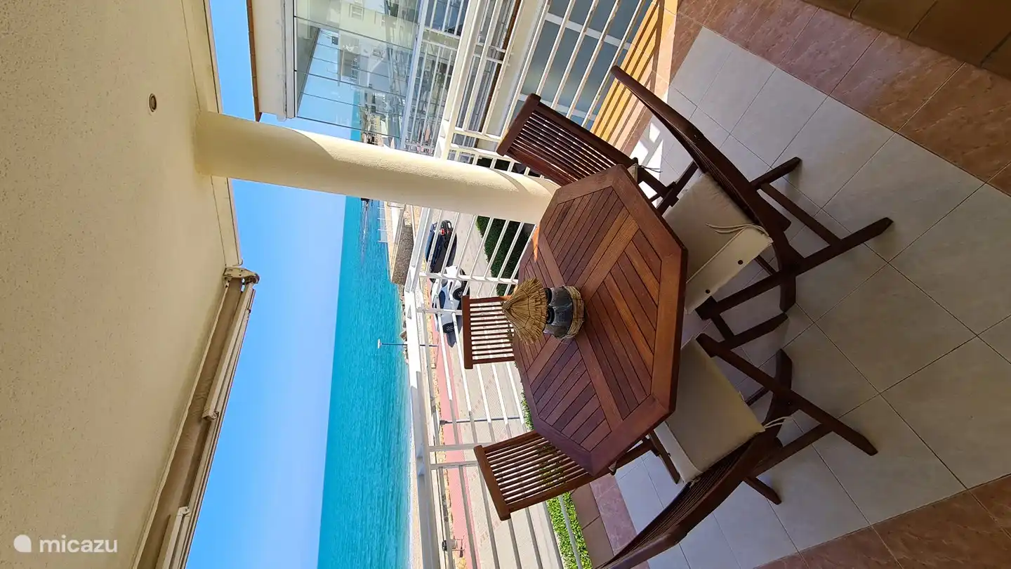 Bonito apartamento de 1ª planta en primera línea de mar. Puedes ver las maravillosas vistas desde la terraza.