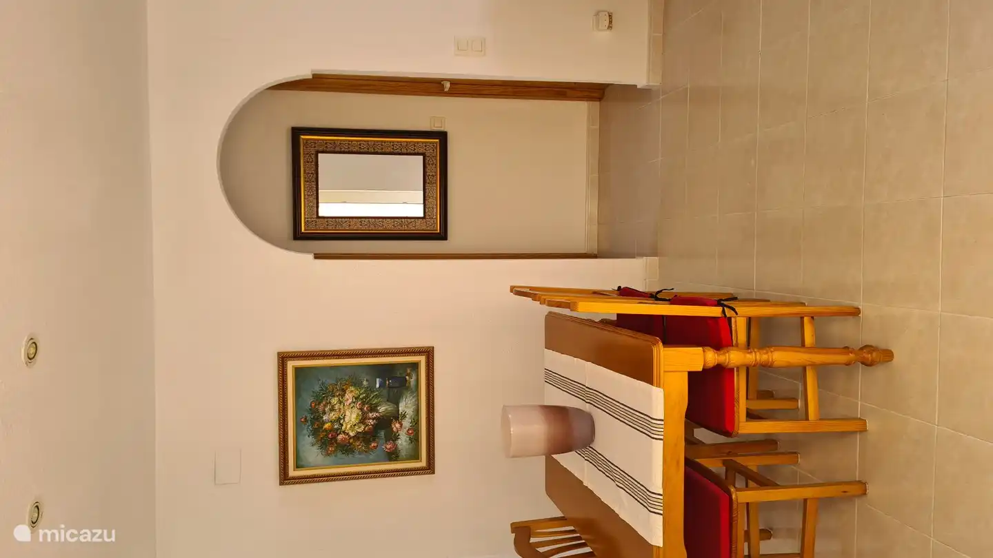 Sala de estar con mesa de comedor