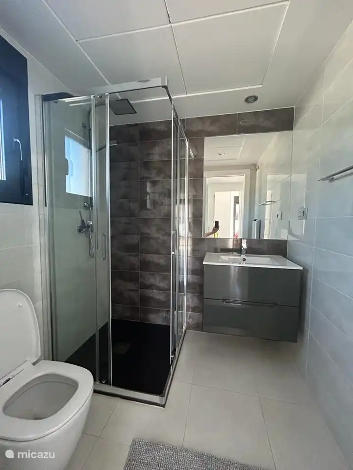 Badezimmer mit Dusche