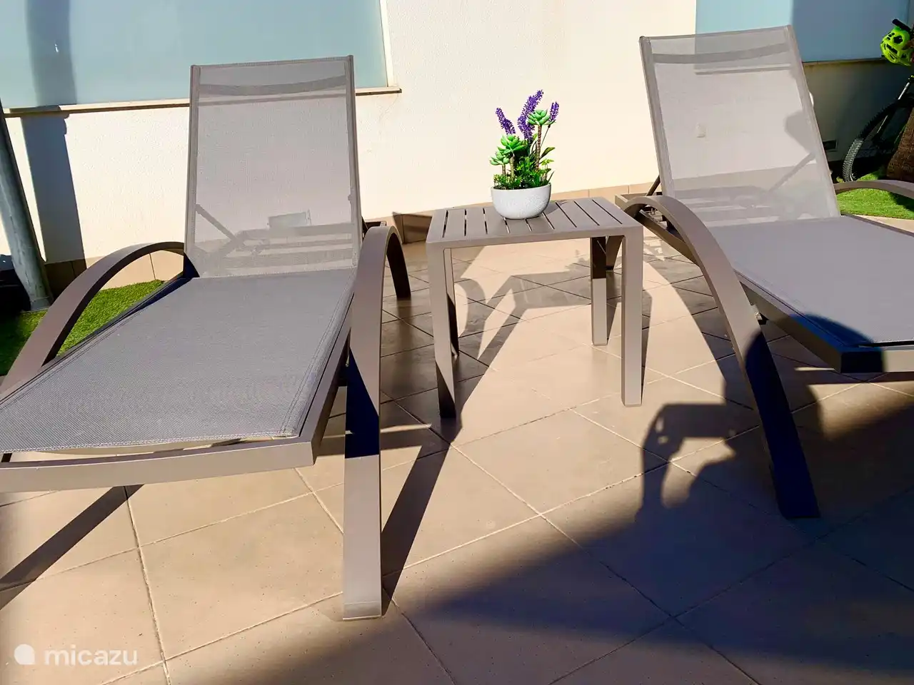 Sonnenliegen am Pool