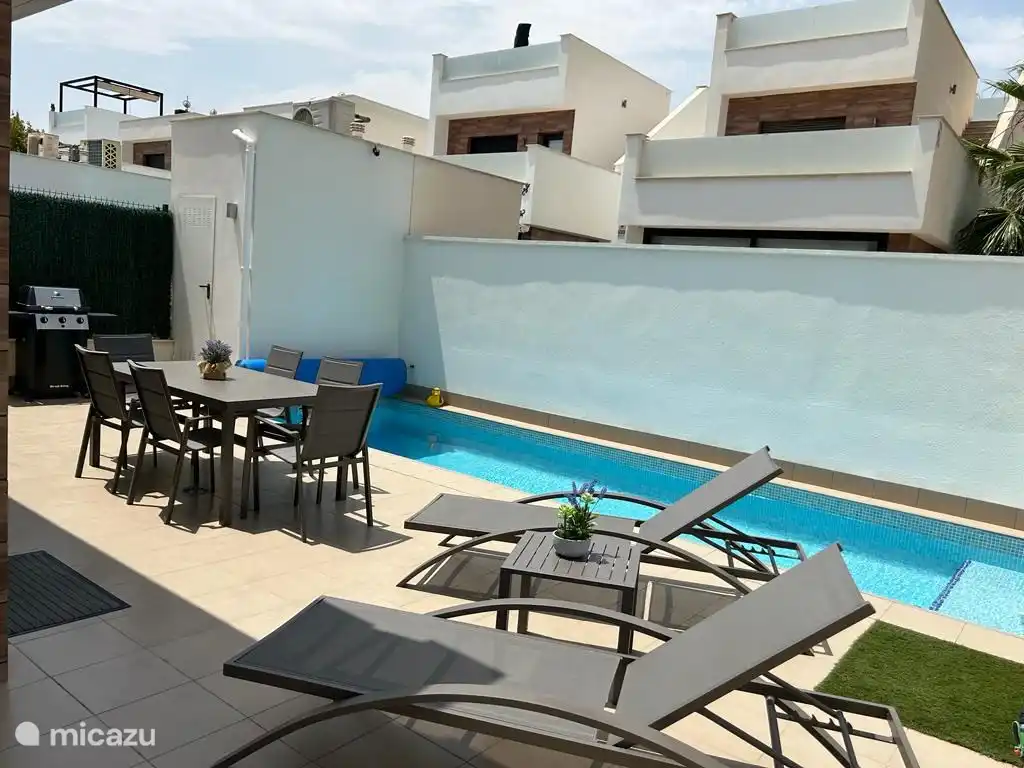 Terrasse mit Poolliegen, Grill