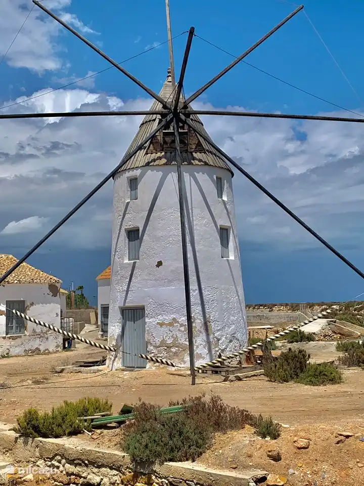 Alte historische Windmühle an den Salzseen