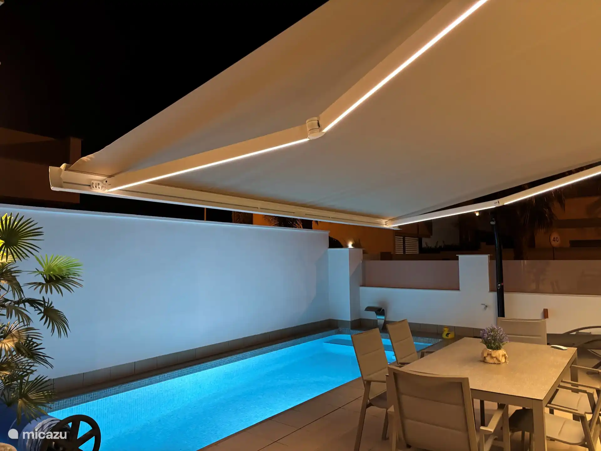 Stimmungsvolle Beleuchtung auf der Terrasse